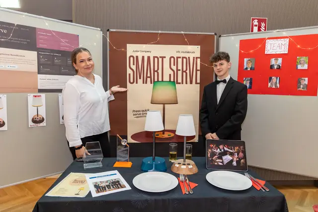 HTL-Schüler entwickeln smarte Tischlampe für Gastronomie