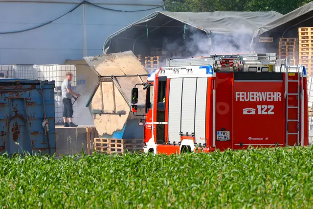 Ein Containerbrand bei einer Chemiefirma in Wels-Schafwiesen löste großen Feuerwehreinsatz aus. | Foto: laumat.at
