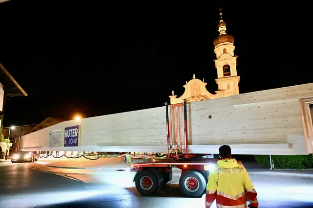 Rückwärts geht's vorbei an der nächtlichen Wallfahrtskirche. | Foto: Hassl