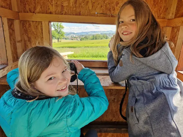 Die Kinder durften sogar einen Blick in einen Hochstand werfen. | Foto: Georg Mair