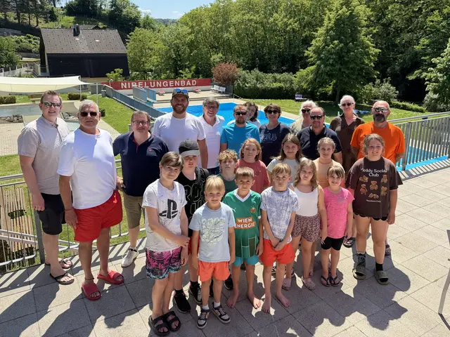 Fabian Gotsmi, Herwig Martin, Christian Hausenbichl, Philipp Rath, Peter Grafeneder, Bademeister Michael Kloihofer, Susanne Nagl, Karl Zimmerl, Alexander Ottina mit zahlreichen Kindern. | Foto: Marktgemeinde Marbach an der Donau