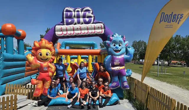 Das Sportunion Betreuer-Team vor der Infinity Hüpfburg.
 | Foto: Sportunion Burgenland