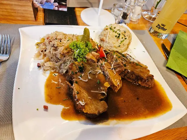 Ofenfrischer Schweinsbraten mit Knödel und Sauerkraut: Zart, saftig und klassisch tirolerisch angerichtet. | Foto: Genussspecht