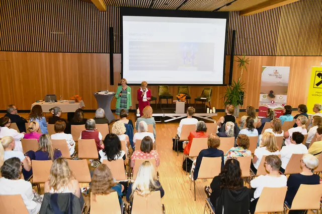 Über hundert Frauen besuchten die Kick-Off-Veranstaltung des neuen Netzwerkes "WeitSichtFrau" in Kirchbichl.  | Foto: WeitSichtFrau/Franziska Gratt