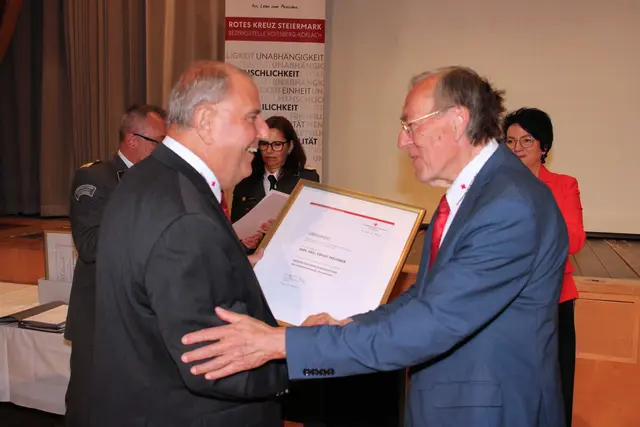 Siegfried Schrittwieser übergab Ernst Meixner das große Goldene Ehrenzeichen des Landesverbands. | Foto: Cescutti