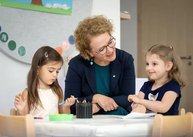 Alessia, Bildungs-Landesrätin Christiane Teschl-Hofmeister und Livia | Foto: NLK Pfeffer