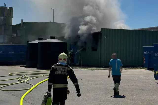 Bei Arbeiten in der Werkstatt auf dem Gelände des bekannten Entsorgungsbetriebs-ASA kam es zu einem Brand.  | Foto: Presseteam FF Wr. Neustadt