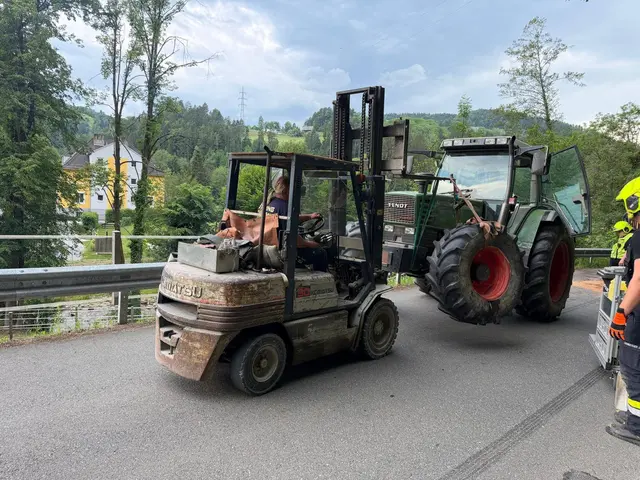 Die Firma Stering barg mit einem Stapler der havarierten Traktor. | Foto: FF Krems