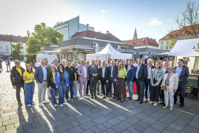 Vertreterinnen und Vertreter der Stadt Wiener Neustadt mit den Veranstaltern von "Wine in the City" und einem Teil der teilnehmenden Unternehmerinnen und Unternehmer. | Foto: Stadt Wiener Neustadt/Weller