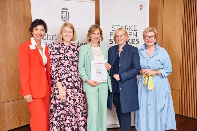 Ilse Hankowetz (M.) feirte den Abschluss der ersten #BeWirkwerkstatt. | Foto: Mathias Lauringer, Die Oberösterreicherin