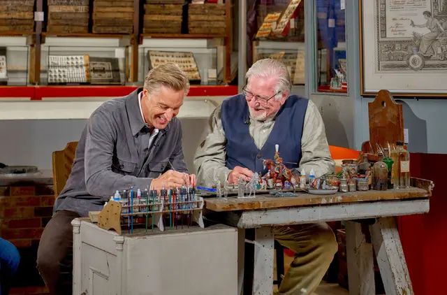 Hans Knauß bemalt gemeinsam mit Museumsleiter Franz Rieder Zinnfiguren im Museum. | Foto: Alois Kuschetz