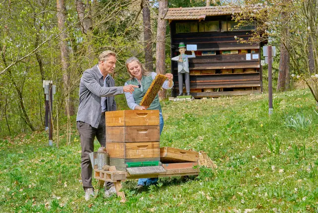 Hans Knauß mit Imkerin Kathi Brunner | Foto: Alois Kuschetz