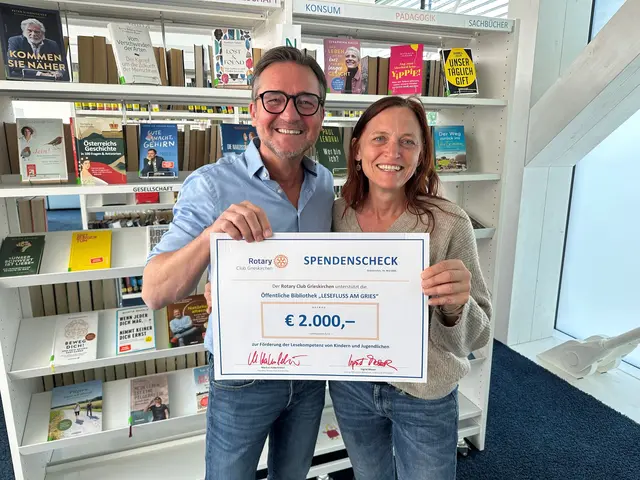 Rotary-Präsident Markus Haberfellner überreicht den Spendenscheck in der Höhe von 2.000 Euro an Bibliotheksleiterin Ingrid Moser. | Foto: Markus Haberfellner