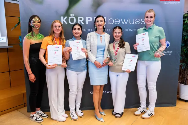 Pelin Karatas (2. von rechts) aus Perg war erfolgreich, am Bild mit Laura Schuster, Lara Steininger, Landesinnungsmeisterin Eva Danner-Parzer und Jana Felhofer | Foto: WKOÖ
