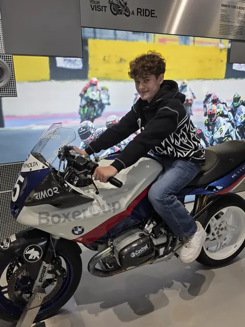 In der BMW-Welt erhielten die Schüler spannende Einblicke in Technik und Mobilität. | Foto: MS Grünau-Rabenstein