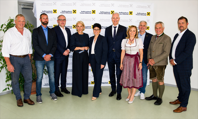 Obmann Dominik Bancalari, Aufsichtsratsvorsitzender Reinhard Stulik, die
Geschäftsleiter Hermine Dangl und Roman Schlosser, HLW Direktorin Bärbel Koupilek und UNIQA
Vorstandsmitglied Sabine Pfeffer mit weiteren Ehrengästen bei der Generalversammlung der
Raiffeisenbank Traisen-Gölsental am 22.5.2026 in der HLW Türnitz | Foto: Raiffeisenbank Traisen-Gölsental eGen