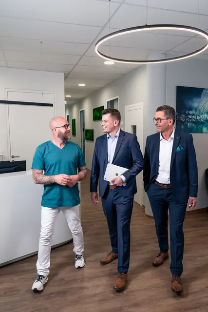 Im Bezirk Schwaz stehen mit Florian Siebenhofer und Gebhard Fenkiw zwei erfahrene Ansprechpartner zur Verfügung, die sich auf die finanziellen Anforderungen von Ärzt:innen spezialisiert haben. | Foto: Sparkasse Schwaz