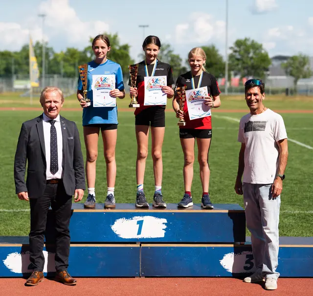 Paula Heimberger (rechts am Stockerl) belegte im Vierkampf unter 150 Teilnehmerinnen ihrer Altersklasse den dritten Platz.  | Foto: Sport/Mittelschule St. Valentin