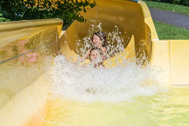 Die 80 Meter lange Wasserrutsche im Strandbad Mattsee wurde heuer mit einem neuen Belag überzogen und garantiert damit wieder unbeschwerten Badespaß für Groß und Klein. | Foto: Marktgemeinde/Ebihara