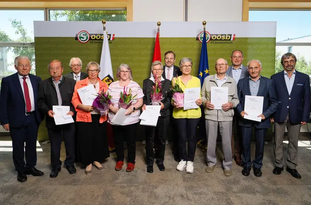 Landesobmann Josef Pühringer, Bezirksobmann Arnold Weixelbaumer und Landesgeschäftsführer Franz Ebner gemeinsam mit den geehrten Funktionärinnen und Funktionären sowie Ehrengästen bei der Ehrungsfeier. | Foto: OÖ Seniorenbund