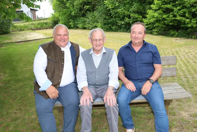 Von links: Bürgermeister Peter Rechberger, Jubilar Wilhelm Wittibschlager und Amtsleiter Roland Hammer. | Foto: Josef Loschka