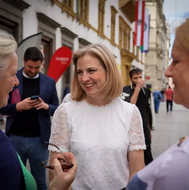 Die interaktive Gesprächsrunde bringt engagierte Leserinnen und Leser mit Außenministerin Beate Meinl-Reisinger zusammen.  | Foto: Beate Meinl-Reisinger