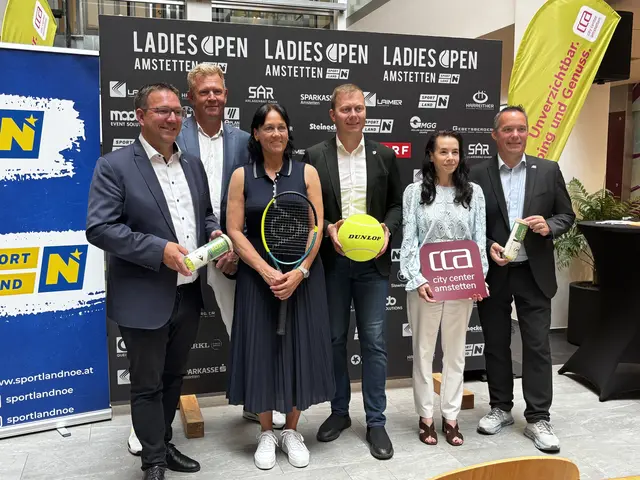 Christian Haberhauer (Bürgermeister der Stadt Amstetten), Thomas Dappers (Veranstalter
LADIES OPEN Amstetten), Petra Schwarz (Präsidentin des Niederösterreichischen Tennisverbandes),
Alexander Schnabel (Abgeordneter zum NÖ Landtag in Vertretung v
on LH
-
Stellvertreter Udo
Landbauer / SPORTLAND Niederösterreich), Sylvia Putschögl (Stellvertretende Centerleitung City
Center Amstetten) und Gerhard Irxenmeyer (Stadtrat für Wirtschaft und Sport der Stadt Amstetten)
präsentierten die Neuerungen der LADIES
OPEN Amstetten 2026. | Foto: Dietl-Schuller