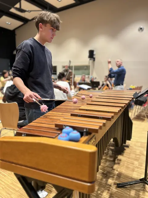 Die Marimba als Instrument ist allein sehr ungewöhnlich  - doch wie Leonard Jud darauf spielt, ist beeindruckend.
 | Foto: SOL