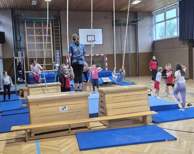 Das abwechslungsreiche Programm reichte von sportlichen Bewerben über Fußball und Tischtennis bis hin zu Kreativstationen und gemeinsamen Leseeinheiten. | Foto: Sport/Mittelschule St. Valentin