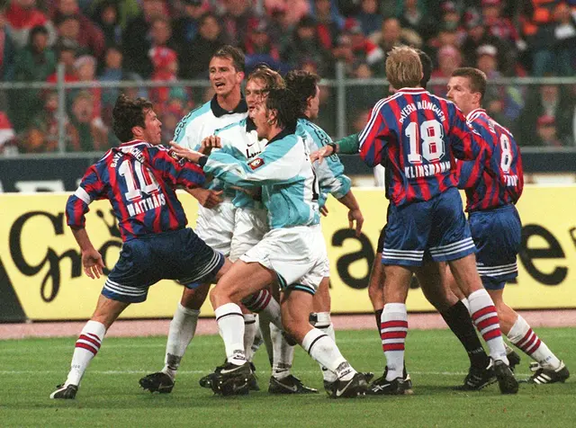 Retro-Fußballtrikots sind längst nicht nur Fanware, sondern auch in der Mainstream-Mode angekommen. Hier zu sehen: alte Trikots vom FC Bayern und 1860 München. | Foto: APA-Images / dpa / Frank Mächler