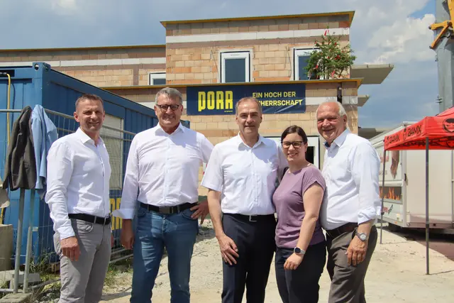 Gleichenfeier mit Porr-Prokurist Klaus Tremmel, OSG-Obmann Alfred Kollar, Soziallandesrat Leonhard Schneemann, Sowo-Geschäftsführerin Melanie Piskernik und Olbendorfs Bürgermeister Wolfgang Sodl (von links). | Foto: Martin Wurglits