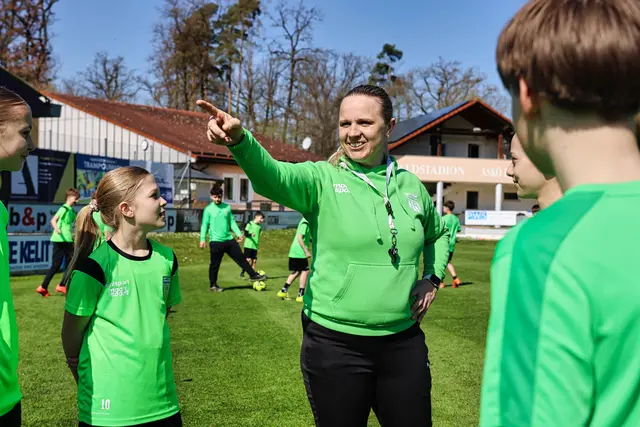 Weit mehr als nur  Kenntnisse im Fußball – vor allem Werte und Leidenschaft für den Sport – vermittelt Katrin Mindl. Nun ist sie Supercoach für den Bezirk Linz-Land im Jahr 2026. | Foto: MeinBezirk Linz-Land/Benjamin Reischl