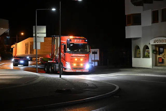 Hier beginnt die besondere Challenge für den rund 40 Meter langen Schwertransport. Die Kurve am Kirchplatz Götzens ist nicht zu schaffen. | Foto: Hassl