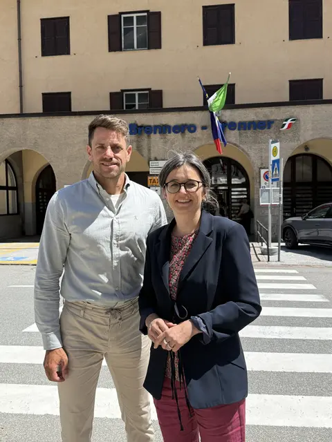 Die Grünen Landtagsabgeordneten Gebi Mair und Madeleine Rohrer: Sie fordern eine gemeinsame Transitpolitik im Alpenraum und mehr Maßnahmen zur Verlagerung des Verkehrs von der Straße auf die Schiene. | Foto: DIE GRÜNEN TIROL