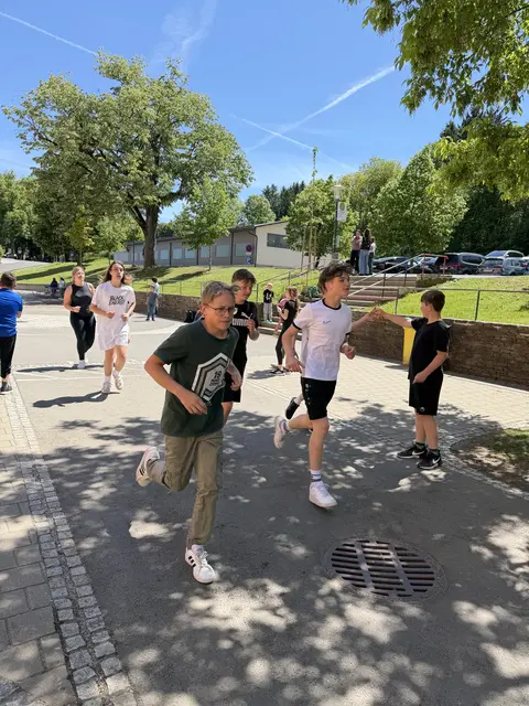 Beim Spendenlauf „Hoffnungsrunde“ zugunsten der Krebshilfe zeigten über 270 Schülerinnen und Schüler großen Einsatz