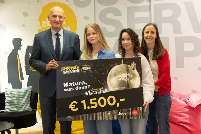 Jugend-Landesrat Christian Dörfel überreicht den Hauptgewinn des Gewinnspiels an das Maturaballkomitee der BAfEP der Kreuzschwestern in Linz: Emely Toroman, Cora Kronlachner gemeinsam mit Klassenvorständin Birgit Humer. | Foto: Land OÖ/Sternberger
