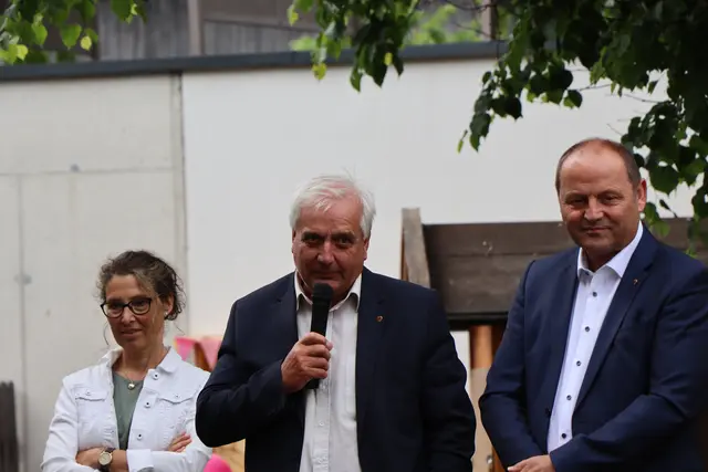 Bürgermeister Heinz Kofler dankte den Pädagogen für deren Einsatz. | Foto: Thomas Seelos