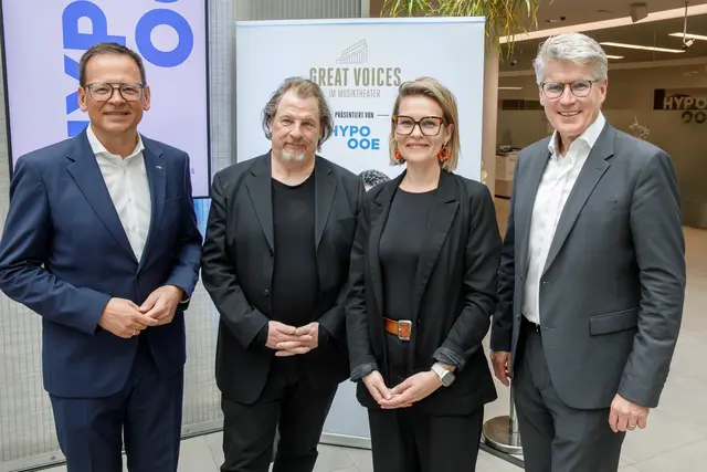 v. l. n. r.: Hypo-Vorstandsvorsitzender Klaus Kumpfmüller und das Landestheater-Trio Hermann Schneider (Intendant), Lisa
Neuner (Leitung Gastspiele) und Thomas Königstorfer (Geschäftsführer) freuen sich auf die kommende Spielzeit von „Great Voices im
Musiktheater“.  | Foto: HYPO OOE/Hermann Wakolbinger