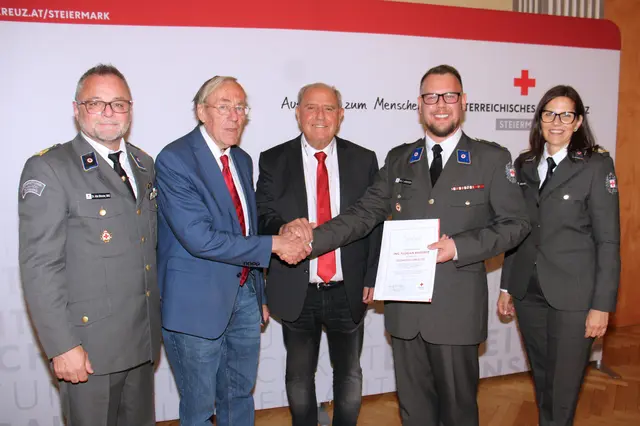 Staffelübergabe in der Bezirksstellenleitung von Ernst Meixner (2. v. l.) an Florian Angerer (2. v. r.) | Foto: Cescutti