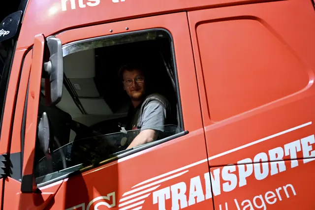 Das ist einer der Männer, die wissen, wie so etwas geht: Philipp Holzer aus Jenbach ist nächtens mit Spezialtransporten on the Road! | Foto: Hassl
