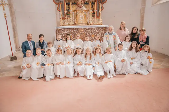 Bürgermeister Ewald Fröschl (ÖVP), Volksschuldirektorin Cornelia Ledermüller, Pfarrmoderator Gerhard Gruber mit Ministranten, Lehrerinnen Maria Bauer, Anna Eichberger, Helga Hammerschmidt mit den Erstkommunionkindern. | Foto: Florian Hausleitner