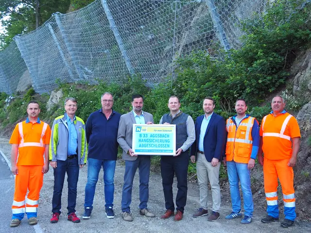 Franz Speiser (STM Melk), Christian Amberger (Sektionsleiter die Wildbach), Christian Koch (Leiter der STM Melk), Bürgermeister Josef Kienesberger (Marktgemeinde Schönbühel-Aggsbach), LAbg. Richard Punz (i. V. von LH-Stellvertreter Udo Landbauer), Andreas Deibler-Labner (Leiter-Stv. der Straßenbauabteilung St. Pölten), Rene Hubmayer (Straßenbauabteilung St. Pölten) und Manfred Gruber (STM Melk). | Foto: Land NÖ