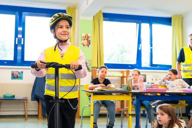 Gesund aber gefährlich: Immer häufiger werden Tretroller von Kindern für den Schulweg genutzt.  | Foto: KFV/Michael Sabotha