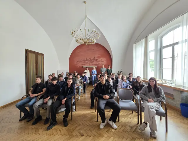 Bürgermeisterin Monika Obereigner-Sivec und Stadtamtsdirektorin Michaela Krämer begrüßten die Klassen PTSa und PTSb der Polytechnischen Schule Groß-Enzersdorf mit Direktor Herbert Hohenberger und Lehrkräften im Trauungssaal der Stadtgemeinde. | Foto: Gemeinde