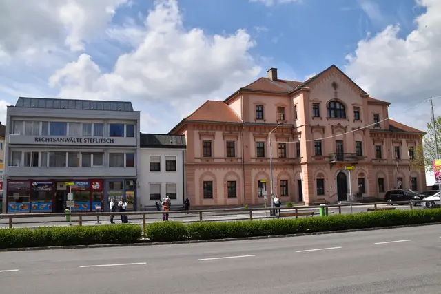 Ein Mädchen wurde beim Busbahnhof am Oberwarter Hauptplatz am Dienstagvormittag bei einer Rauferei von einem Jugendlichen im Gesicht verletzt. | Foto: MeinBezirk/Michael Strini