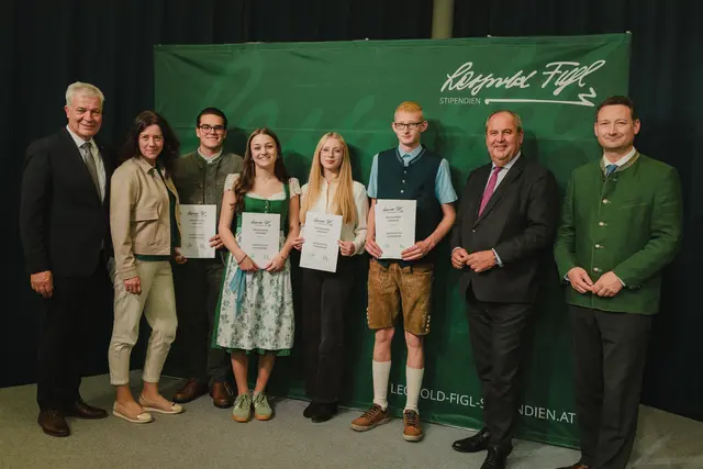 Anton Kasser, Erika Haidvogl (Lehrkraft Edelhof), mit ihren Urkunden Michael Büchinger, Julia Braun, Sophie Kitzler und Stefan Koll, Josef Pröll und Leopold-Figl-Stipendien Geschäftsführer Paul Nemecek. | Foto: Leopold-Figl-Unterstützungsverein / Anna Schuecker
