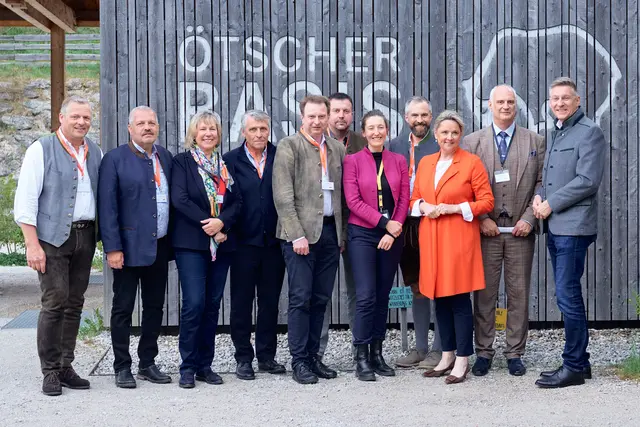 Vizebürgermeister Annaberg Martin Pfeffer, Bürgermeister Puchenstuben und Obmann des Naturparks Ötscher-Tormäuer Helmut Emsenhuber, Generalsekretärin der Alpenkonvention Alenka Smerkolj, Vizebürgermeister Mitterbach Gerhard Span, Bürgermeister Gaming Andreas Fallmann, Bürgermeister Mitterbach Thomas Teubenbacher, Katharina Zwettler BLMUK, Florian Schublach Geschäftsführer Naturpark Ötscher-Tormäuer, Landesrätin für Naturschutz Susanne Rosenkranz, Ewald Galle BMLUK, Bundesrat Karl Weber | Foto: Franz Walter für den Österreichischen Alpenverein