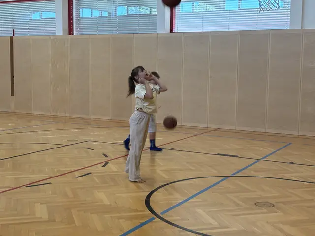 Beim Basketball können sich die Kids austoben und Freunde finden. | Foto: Schauer