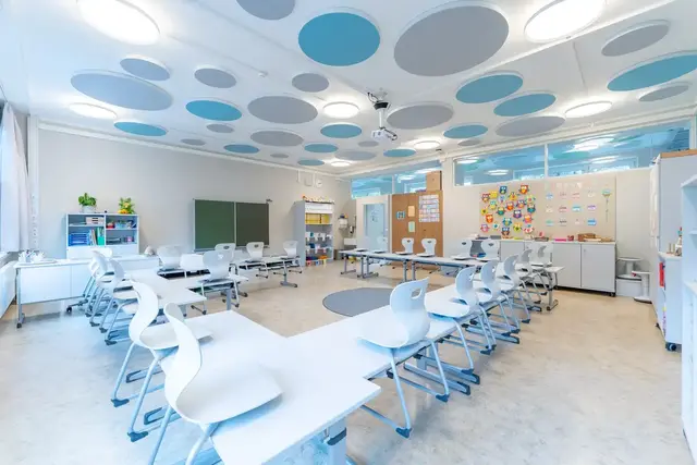 Jeder einzelne Klassenraum wurde nach einem eigenen Farbkonzept individuell gestaltet, was den Kindern Orientierung und Geborgenheit vermittelt.