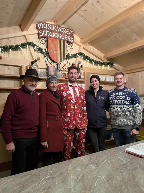 Der Adventmarkt fordert die Musiker musikalisch und gastronomisch. | Foto: MV Schweiggers